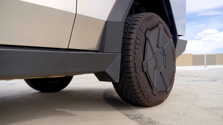 Una camioneta de Tesla se lleva el título al diseño más feo