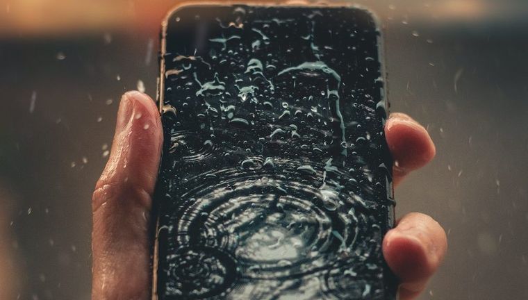 El agua puede afectar severamente a un celular