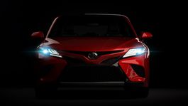 El Toyota Camry 2026 Nightshade incorpora detalles en negro metálico y suspensión deportiva