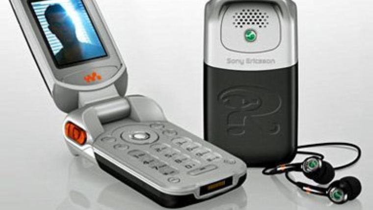 Sony Ericsson W300 vs Nokia 6131