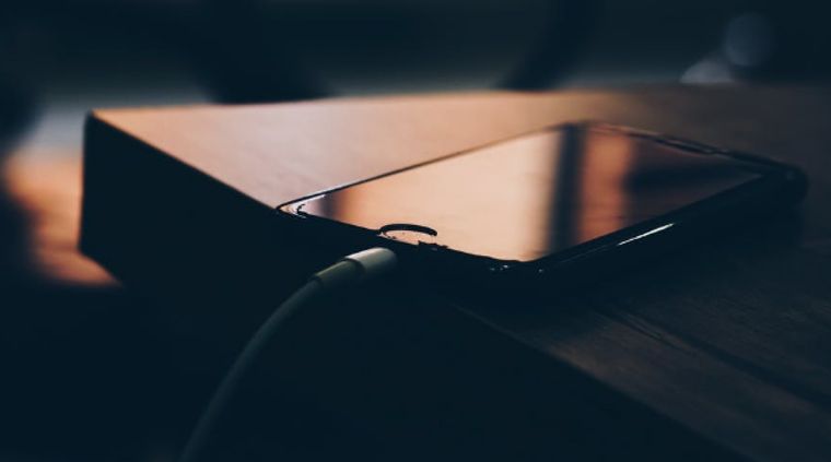 Una de las costumbres más extendidas es dejar el teléfono conectado durante toda la noche. Una de las costumbres más extendidas es dejar el teléfono conectado durante toda la noche.