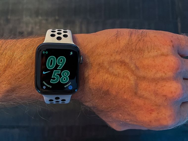 Walmart y Amazon ofrecen buenas ofertas para el mejor reloj de Apple.