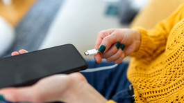 Extiende la vida útil de tu cargador de iPhone con estos trucos para que no tengas que gastar dinero extra.