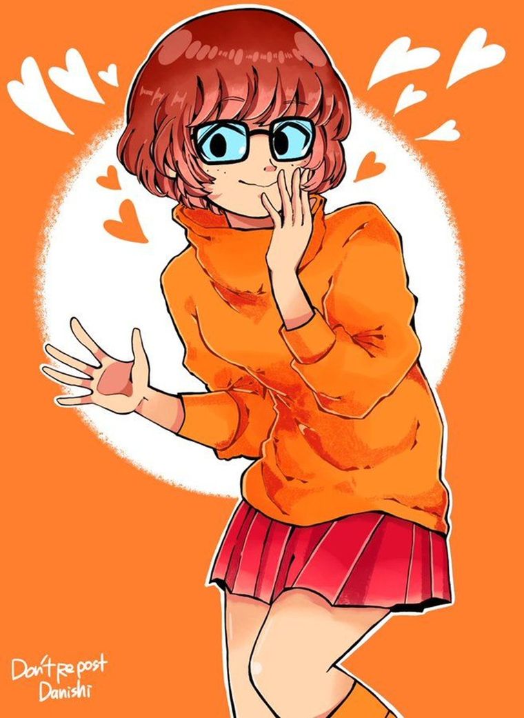 Viste su característico suéter naranja, falda roja y calcetas largas del mismo tono. Viste su característico suéter naranja, falda roja y calcetas largas del mismo tono.