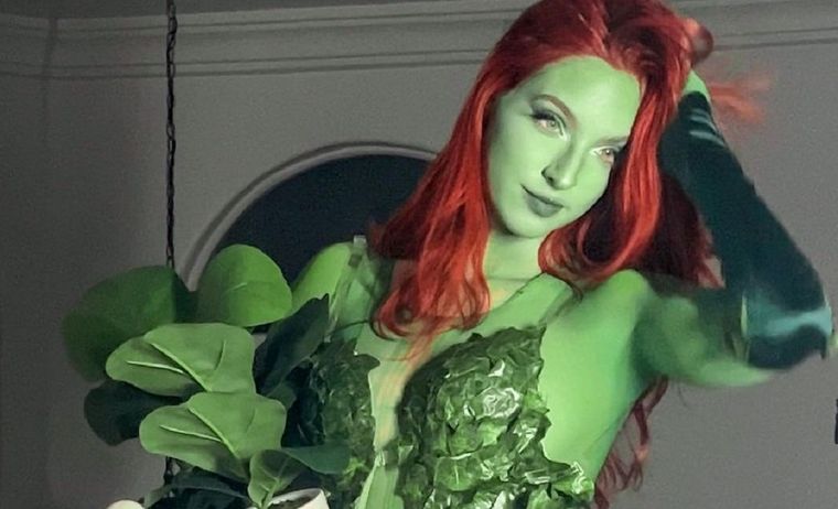 Hermosa cosplayer nos enamora con su versión de Hiedra Venenosa de Batman