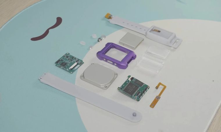 La mini consola basada en Game Boy Color demuestra hasta dónde puede llegar un proyecto de smartwatch artesanal. La mini consola basada en Game Boy Color demuestra hasta dónde puede llegar un proyecto de smartwatch artesanal.