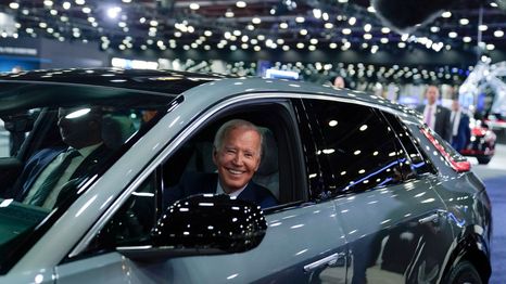 Joe Biden planea cambiar impuestos en autos EV