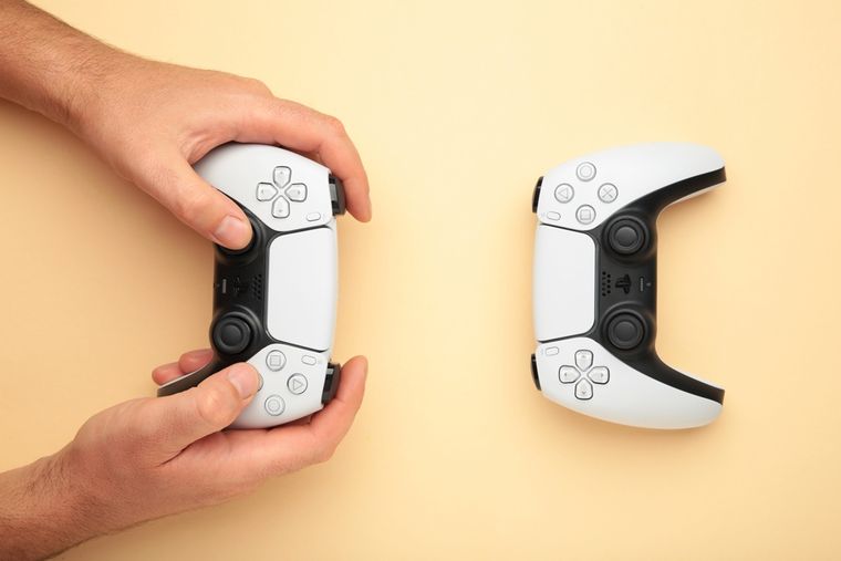 Con solo una combinación de botones, podrás alternar entre tu PS5, PC o móvil. Con solo una combinación de botones, podrás alternar entre tu PS5, PC o móvil.