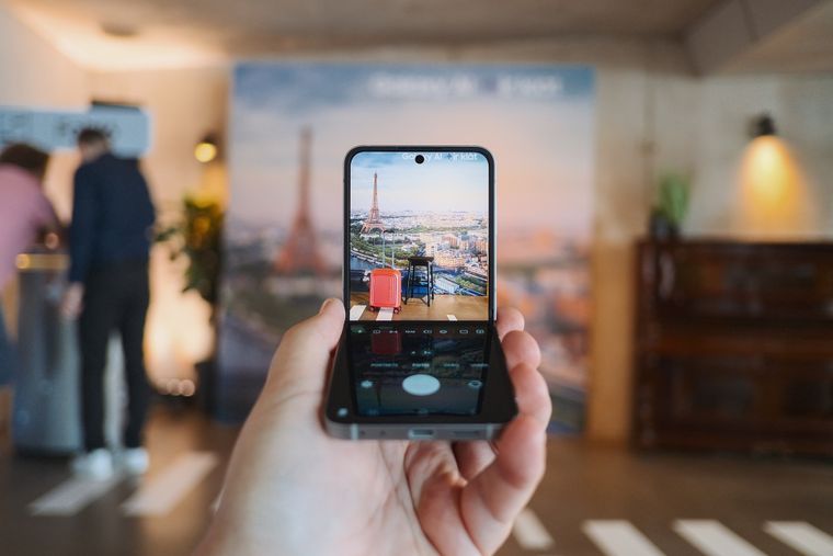 El próximo Galaxy Z TriFold de Samsung promete cámaras triples con zoom 100x, un salto histórico para los plegables.