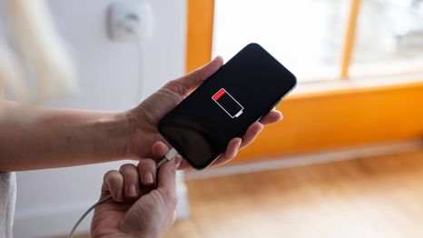 Muchas aplicaciones gastan energía sin estar abiertas: revisá los ajustes del sistema.