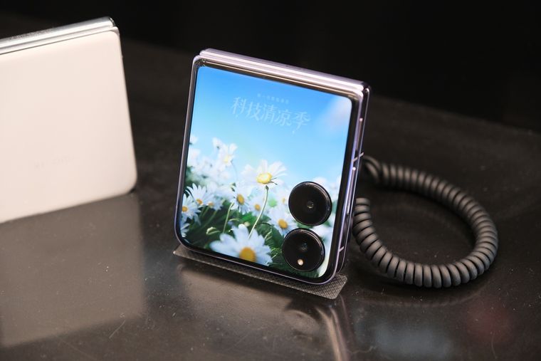 El Xiaomi MIX Flip es el primer plegable tipo concha de Xiaomi, ideal para quienes priorizan diseño. El Xiaomi MIX Flip es el primer plegable tipo concha de Xiaomi, ideal para quienes priorizan diseño.