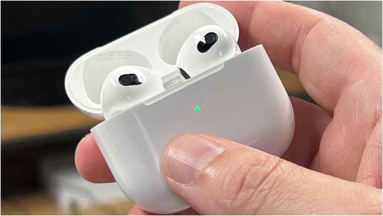 Si estás en la búsqueda de unos auriculares, puedes ir por los de Apple.