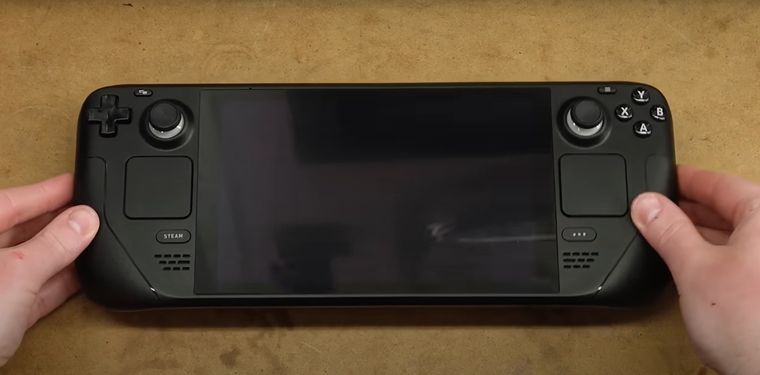 Imágenes recientemente filtradas revelan uno de los prototipos más inusuales y completos del dispositivo Imágenes recientemente filtradas revelan uno de los prototipos más inusuales y completos del dispositivo