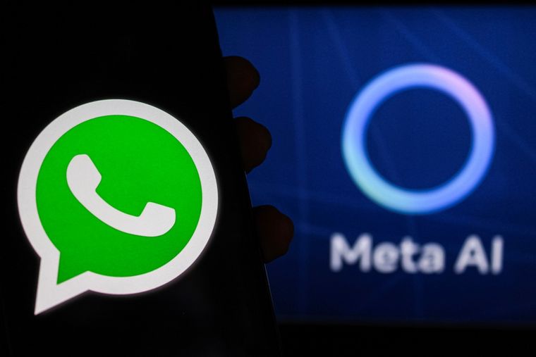 Meta AI aparece en WhatsApp como un asistente con ícono azul que no puede ser desinstalado. Meta AI aparece en WhatsApp como un asistente con ícono azul que no puede ser desinstalado.