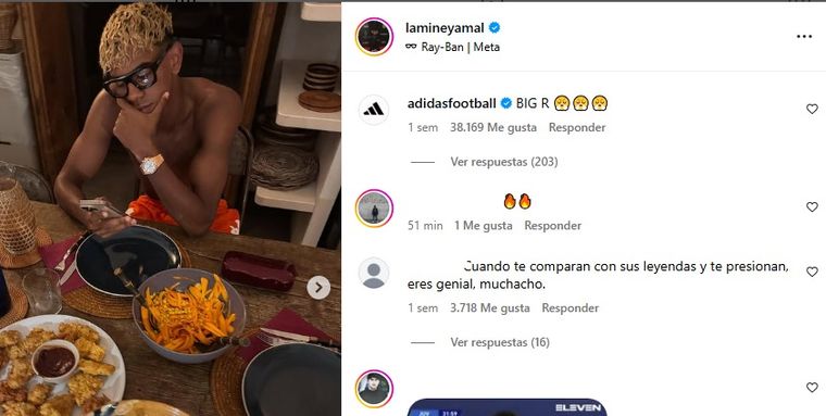 El futbolista posó con sus gafas inteligentes El futbolista posó con sus gafas inteligentes