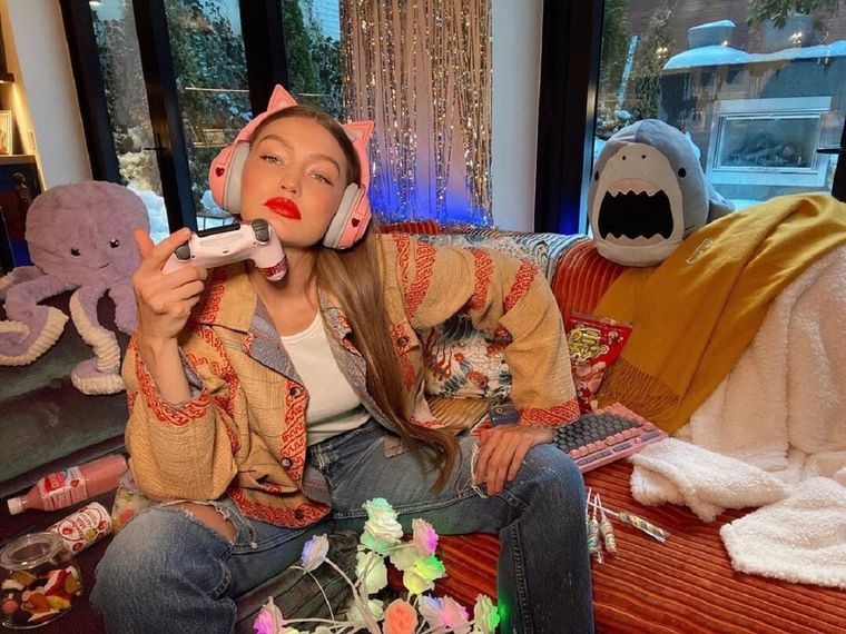 La modelo Gigi Hadid utiliza los Razer Kraken Kitty