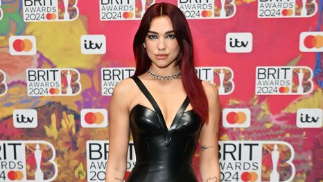 Mira a Dua Lipa en los Brit Awards 2024
