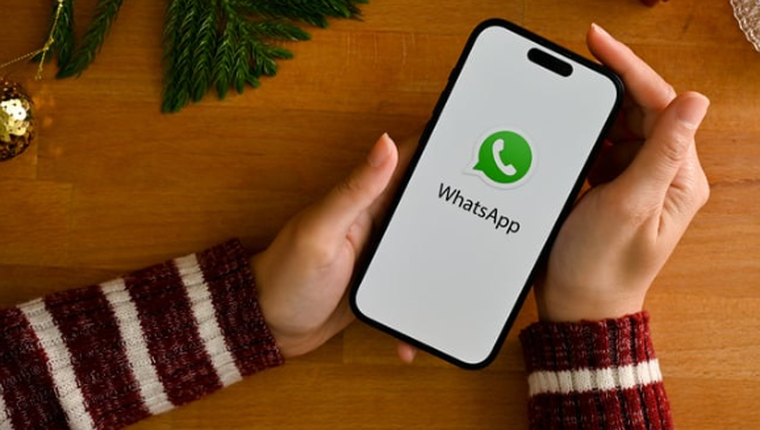 Smartphone con whatsapp ciberseguridad Smartphone con whatsapp ciberseguridad