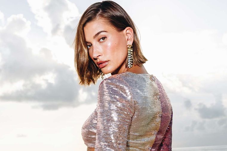 Consigue el disfraz de Halloween de Hailey Bieber en Amazon por menos de 28 euros