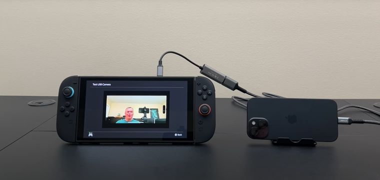 ¡Listo! La imagen del teléfono se transmite a la consola como si fuera una cámara oficial. ¡Listo! La imagen del teléfono se transmite a la consola como si fuera una cámara oficial.