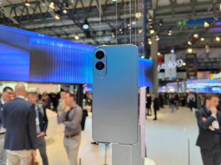 El modelo de Samsung integra un panel AMOLED de 6,7 pulgadas con tasa de refresco dinámica de 120 Hz. El modelo de Samsung integra un panel AMOLED de 6,7 pulgadas con tasa de refresco dinámica de 120 Hz.