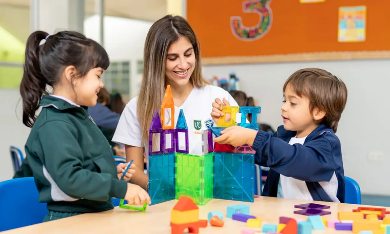 El contacto humano y la contención emocional son irremplazables en los primeros años del aprendizaje. El contacto humano y la contención emocional son irremplazables en los primeros años del aprendizaje.