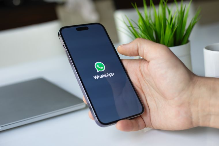 La nueva herramienta de WhatsApp refuerza la seguridad y restringe el reenvío de mensajes y fotos.