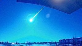 canada: una enorme bola de fuego ilumino el cielo y hay temor