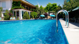 Calefaccionan una piscina utilizando el calor de una computadora