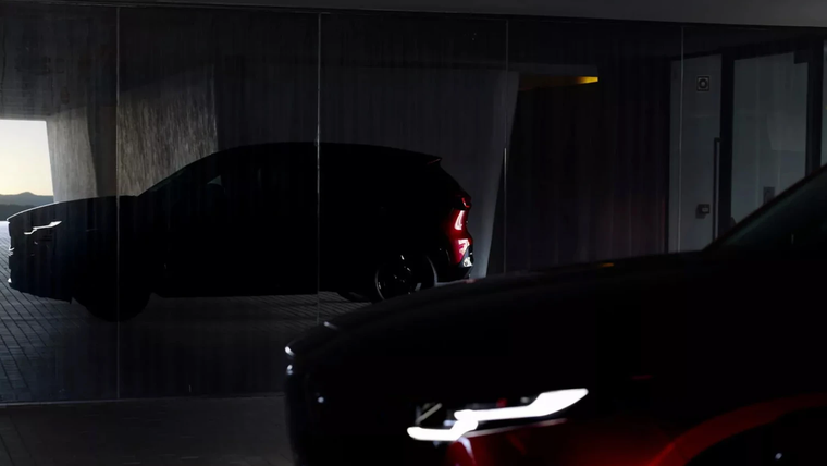 La nueva Mazda CX-5 2026 muestra un diseño continuista, con faros renovados y una silueta más estilizada. La nueva Mazda CX-5 2026 muestra un diseño continuista, con faros renovados y una silueta más estilizada. 