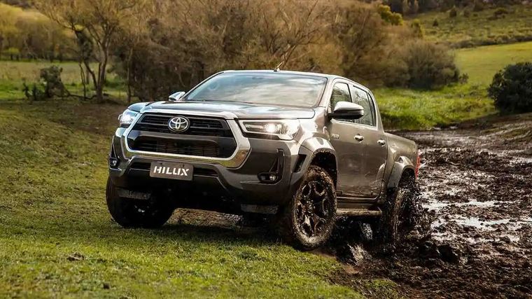 La Toyota Hilux 2025 muestra precios dispares en Argentina y Chile, según el mercado. La Toyota Hilux 2025 muestra precios dispares en Argentina y Chile, según el mercado.