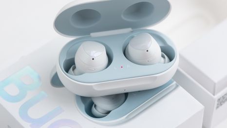 La importancia de limpiar tus auriculares Samsung.