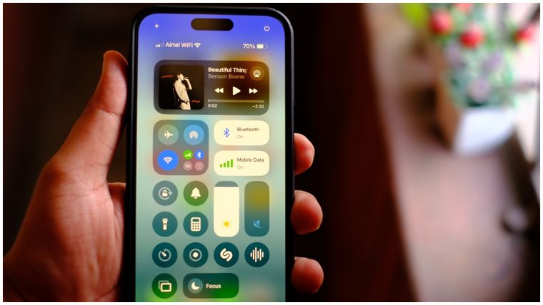 El Galaxy S25 Ultra reafirma el liderazgo de Samsung en el segmento de gama alta con su potente cámara y diseño refinado.