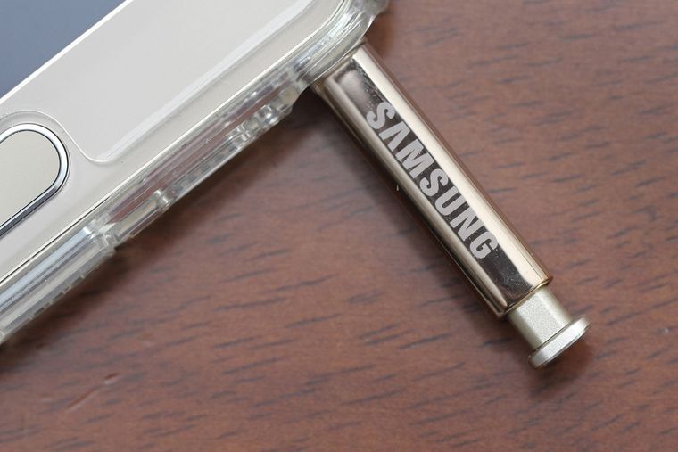 La nueva tecnología permitiría a Samsung mantener el diseño delgado del Galaxy Z Fold sin sacrificar funciones. La nueva tecnología permitiría a Samsung mantener el diseño delgado del Galaxy Z Fold sin sacrificar funciones.