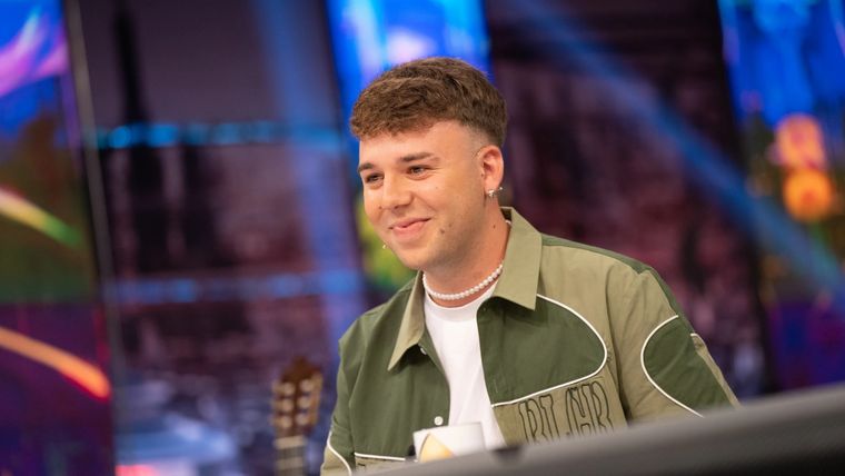 Una IA sorprende cantando canciones con la voz de Quevedo.