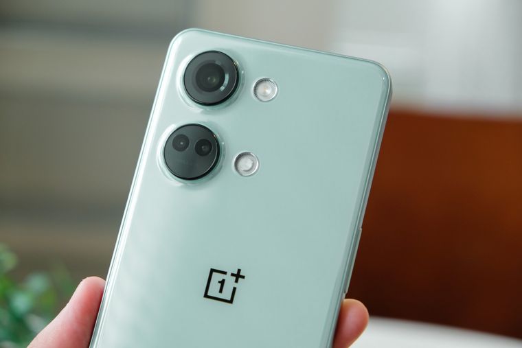 Fallo de seguridad en OnePlus deja expuestos los SMS de millones de usuarios.