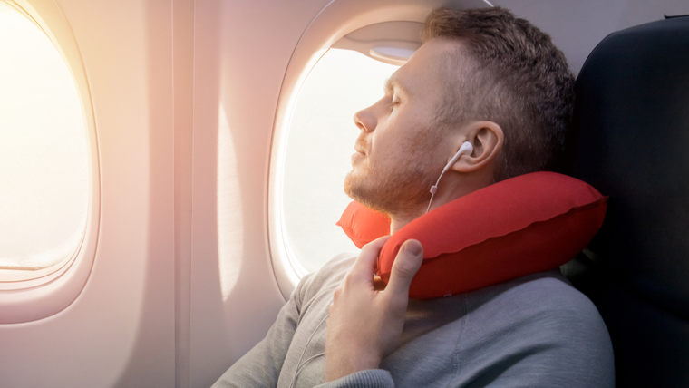 Esta almohada de viaje es la más vendida en Amazon perfecta para papá