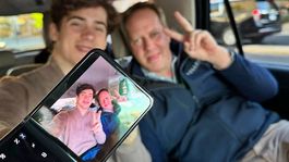 Franco Colapinto, la cara del nuevo plegable de Motorola