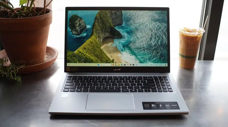 Entre las ofertas más destacadas, Amazon presenta el Acer Aspire 15 (modelo A15-41M-R6CJ), que pasa de su precio habitual de 911 dólares a 634 dólares, alcanzando su valor mínimo histórico.