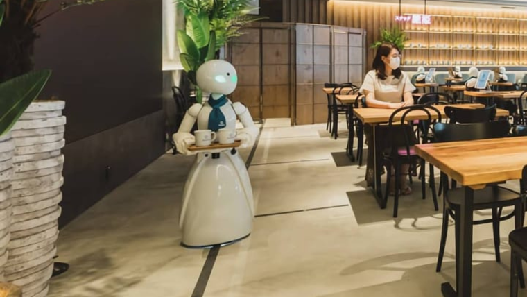 Este café es atendido por robots y ayuda a personas con parálisis