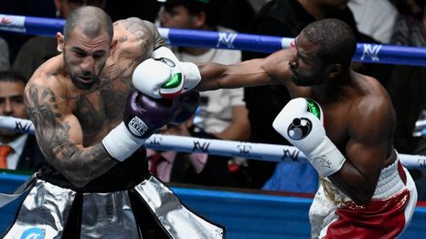 Floyd Mayweather se impuso ante su compatriota