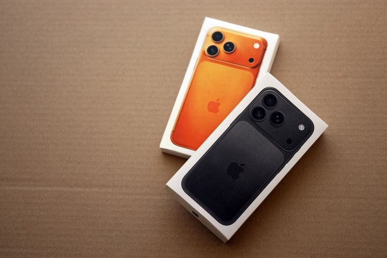 Los nuevos iPhone Pro de Apple superan previsiones y se convierten en los modelos más populares del año.