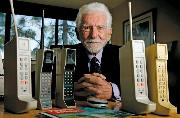 Otro modelo destacado es el Motorola DynaTAC 8000X, considerado el primer teléfono móvil comercial. Otro modelo destacado es el Motorola DynaTAC 8000X, considerado el primer teléfono móvil comercial.