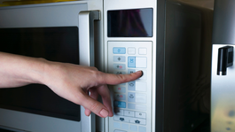 Con este truco puedes limpiar tu microondas sin dañarlo