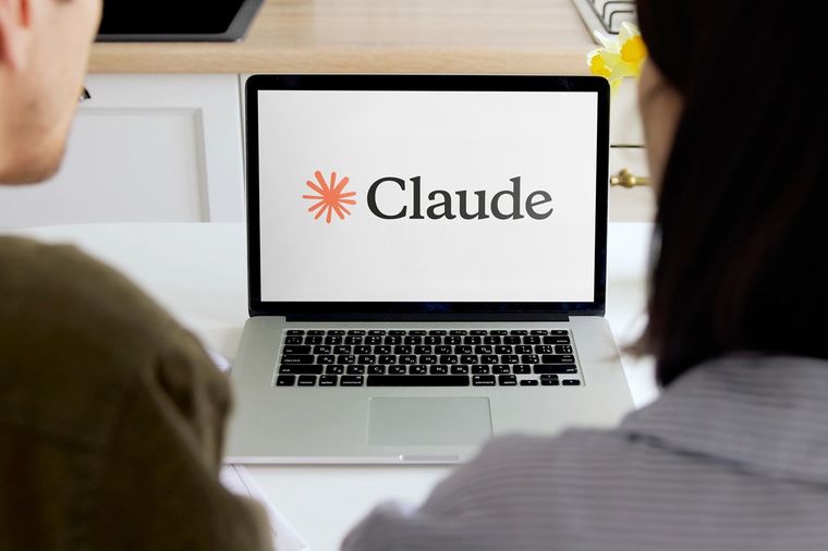 Claude Cowork permite compartir determinados accesos con su navegador, pero mantiene protegidas las cuentas sensibles y separadas de las pestañas y marcadores. Claude Cowork permite compartir determinados accesos con su navegador, pero mantiene protegidas las cuentas sensibles y separadas de las pestañas y marcadores.