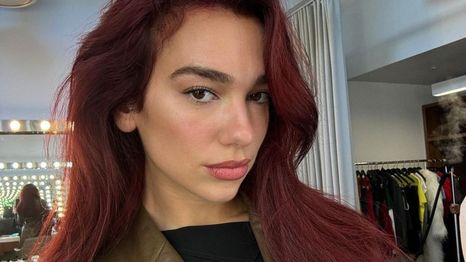 Dua Lipa saluda a sus fans
