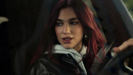 Dua Lipa promociona el nuevo Porsche