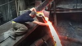 un hombre atraviesa metal fundido con su mano
