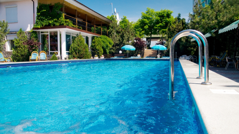 Calefaccionan una piscina utilizando el calor de una computadora