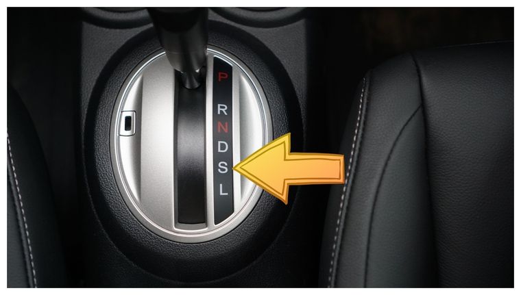 La letra S en un coche automático representa el modo Sport (deportivo).